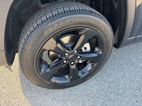 New 2025 Jeep Grand Cherokee Altitude image 23