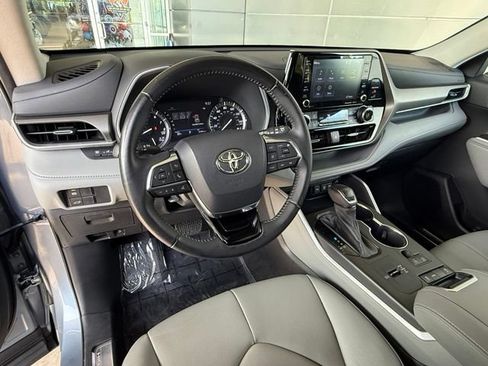 Used 2020 Toyota Highlander XLE FWD image 11