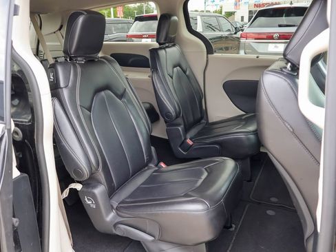 Used 2023 Chrysler Pacifica Touring-L FWD image 10