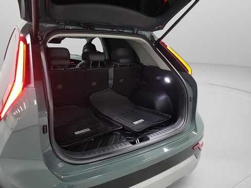 Used 2023 Kia Niro SX Touring image 7