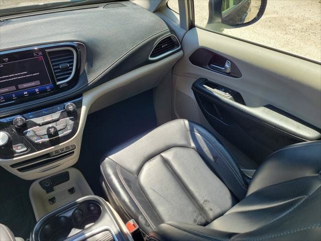 Used 2023 Chrysler Pacifica Touring-L FWD image 13