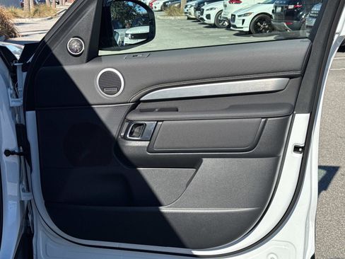 New 2025 Land Rover Discovery Dynamic SE image 9