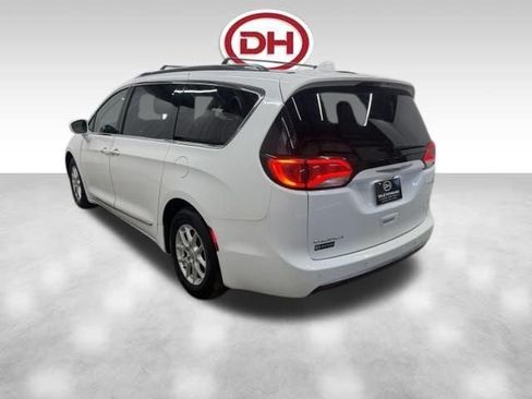 Used 2020 Chrysler Pacifica Touring-L FWD image 9