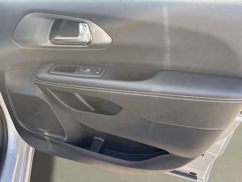 New 2026 Chrysler Pacifica Select FWD image 21