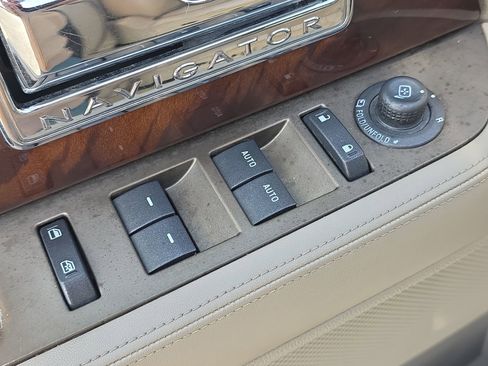 Used 2014 Lincoln Navigator Base image 19