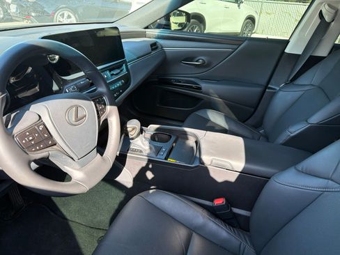 Used 2025 Lexus ES 300h w/ Premium Package FWD image 5