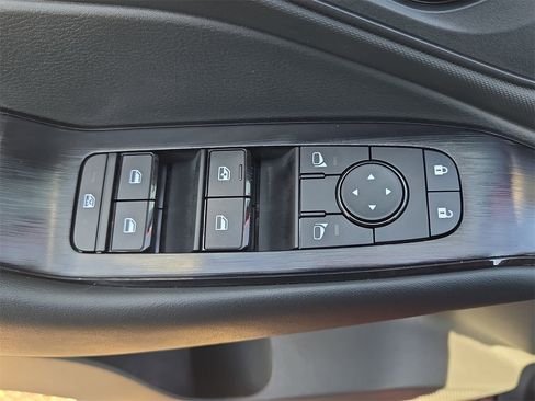 Used 2025 Nissan Rogue S image 27