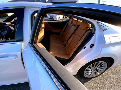 Used 2023 Lexus ES 300h w/ Luxury Package image 21