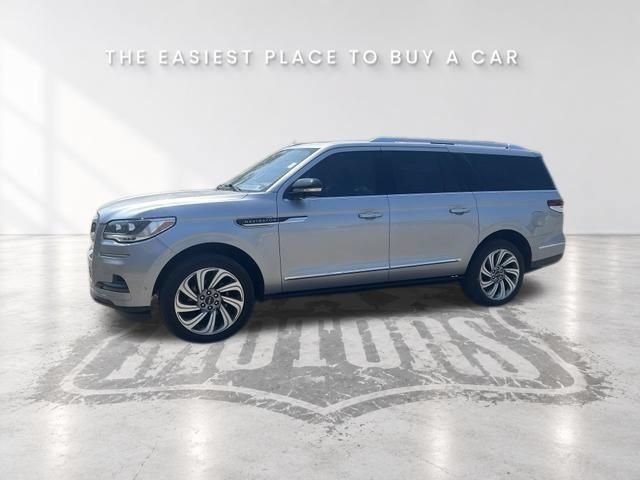 Used 2023 Lincoln Navigator L Reserve AWD/4WD image 3