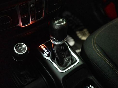 Used 2025 Jeep Wrangler Unlimited Sahara AWD/4WD image 19