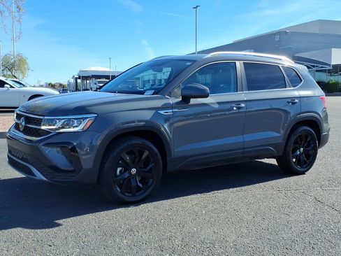 Certified 2022 Volkswagen Taos SEL w/ Panoramic Sunroof Package image 2