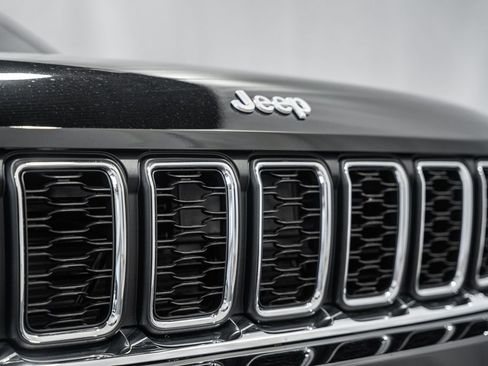 New 2025 Jeep Grand Cherokee Laredo X w/ Luxury Tech Group I image 11