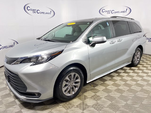 Used 2025 Toyota Sienna XLE FWD image 3