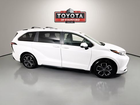 Certified 2025 Toyota Sienna Platinum image 8