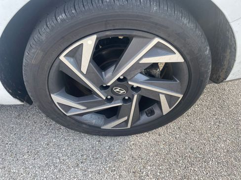 Used 2025 Hyundai Elantra Limited image 28