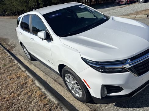 Used 2023 Chevrolet Equinox LT image 2