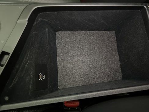 Used 2025 Genesis G70 2.5T image 23