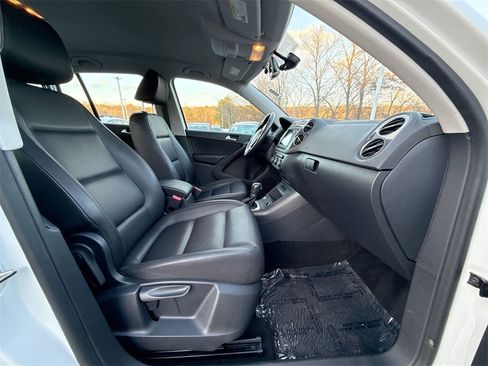 Used 2017 Volkswagen Tiguan S image 24