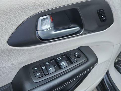 Used 2024 Chrysler Pacifica Touring-L image 11