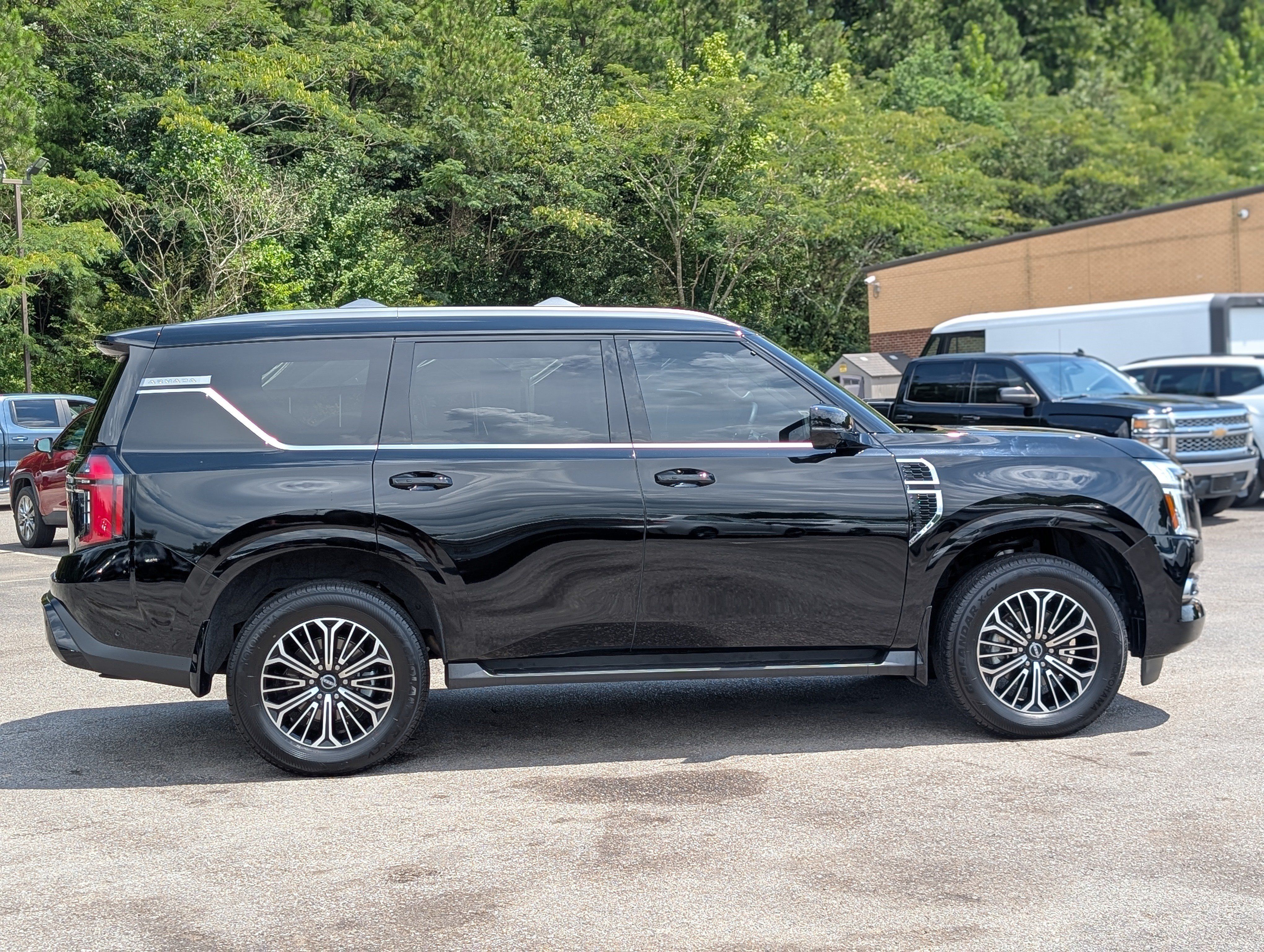 Used 2025 Nissan Armada SL w/ Captain's Chari Seat Package AWD/4WD image 10