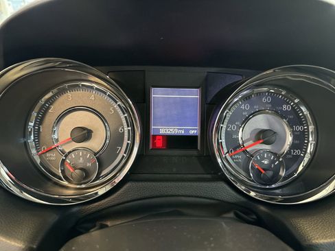 Used 2014 Chrysler Town & Country Touring image 15