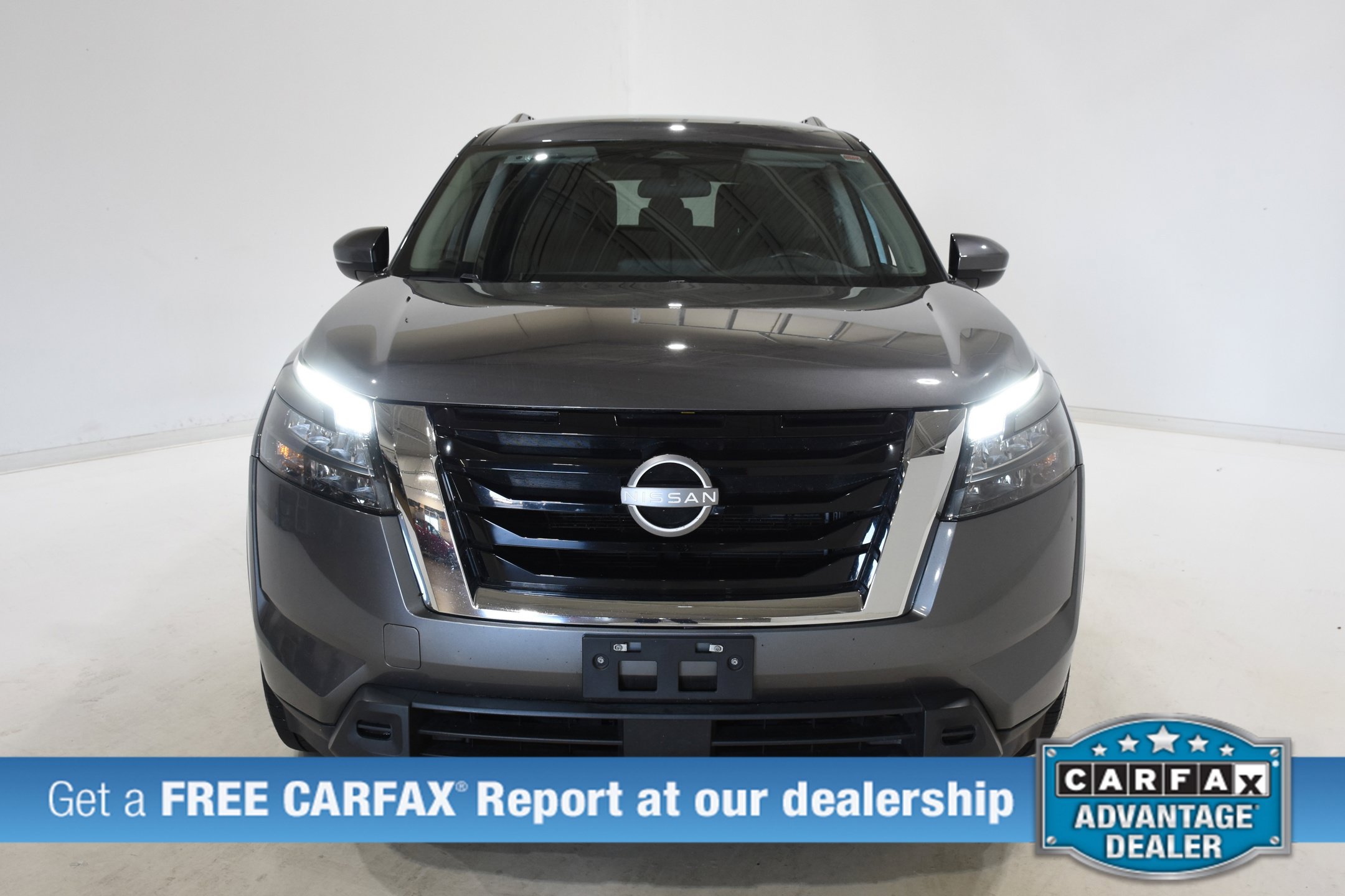 Used 2025 Nissan Pathfinder SV FWD image 2