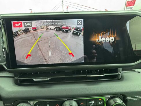 Used 2025 Jeep Wrangler Sahara image 35