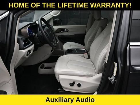 Used 2018 Chrysler Pacifica Touring-L Plus FWD image 14