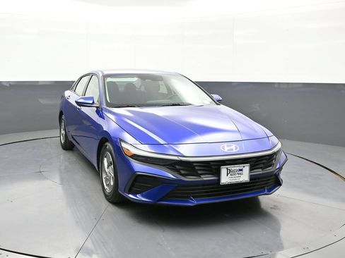 Certified 2025 Hyundai Elantra SE FWD image 3