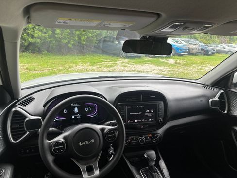 Used 2025 Kia Soul LX w/ LX Technology Package FWD image 32
