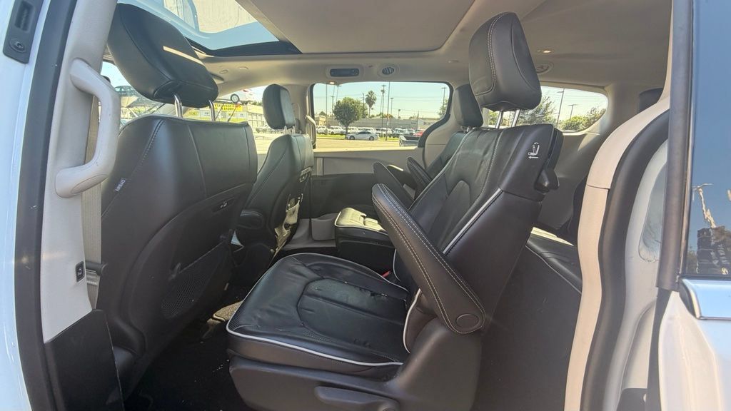Used 2023 Chrysler Pacifica Limited FWD image 7