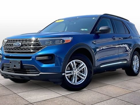 Used 2023 Ford Explorer XLT AWD/4WD image 2