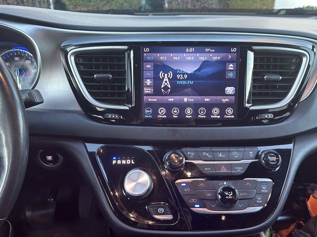 Used 2020 Chrysler Pacifica Touring-L AWD/4WD image 10