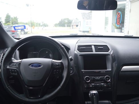 Used 2018 Ford Explorer XLT w/ Equipment Group 202A FWD image 34