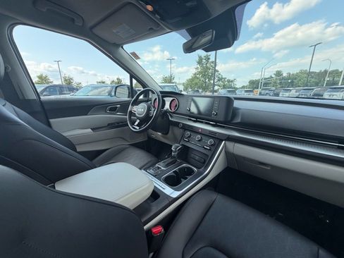 Used 2023 Kia Carnival LX FWD image 10
