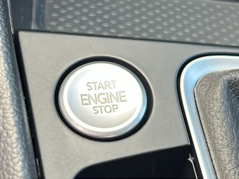 Used 2025 Volkswagen Jetta SE image 17