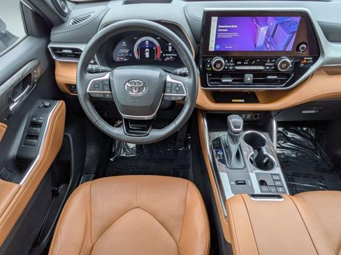 Used 2023 Toyota Highlander Platinum FWD image 26