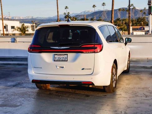 Used 2023 Chrysler Pacifica Touring-L image 9