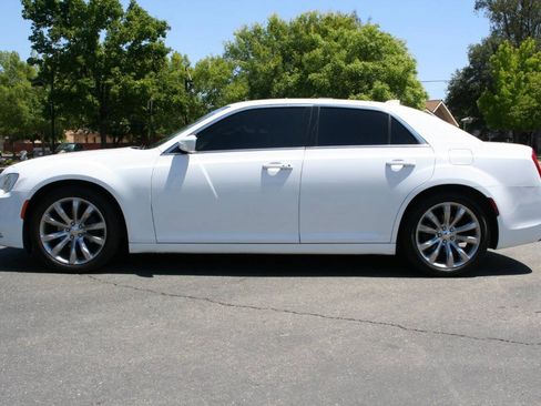 Used 2017 Chrysler 300 Limited RWD image 8
