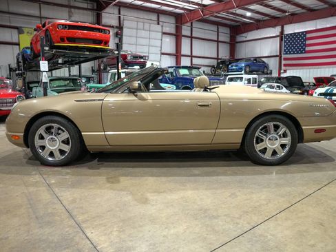 Used 2005 Ford Thunderbird RWD image 4