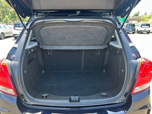 Used 2021 Chevrolet Trax LT w/ Premium Seat Package AWD/4WD image 23