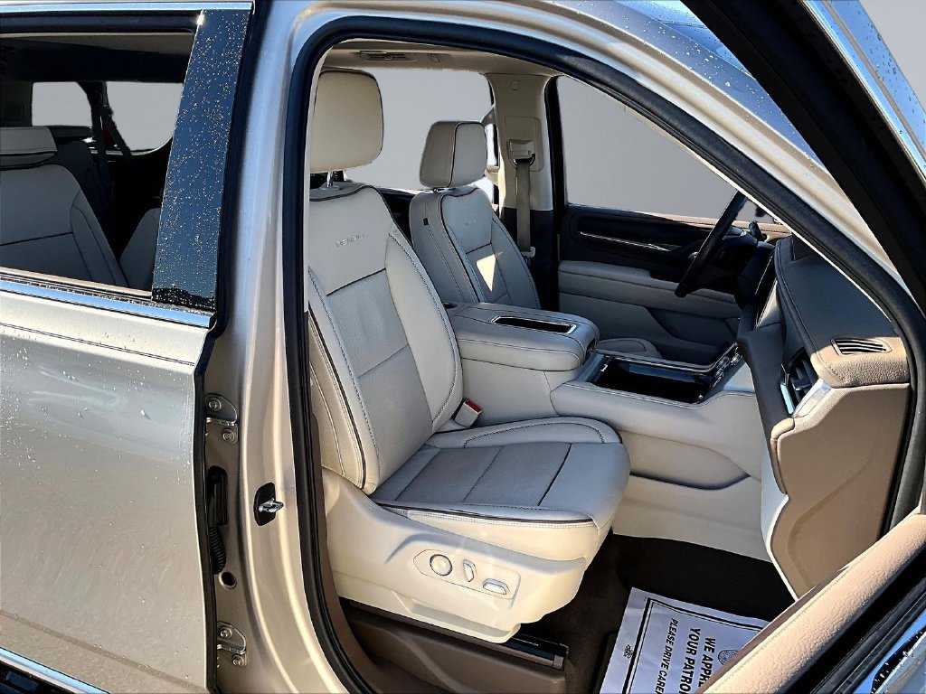 Used 2021 GMC Yukon XL Denali w/ Denali Premium Package AWD/4WD image 32