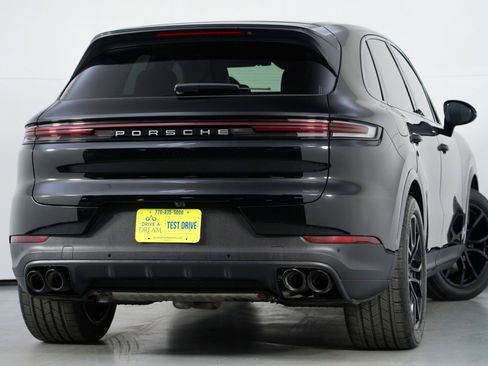 Used 2024 Porsche Cayenne w/ Sport Chrono Package image 5