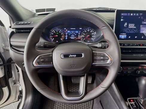 Used 2025 Jeep Compass Trailhawk AWD/4WD image 3