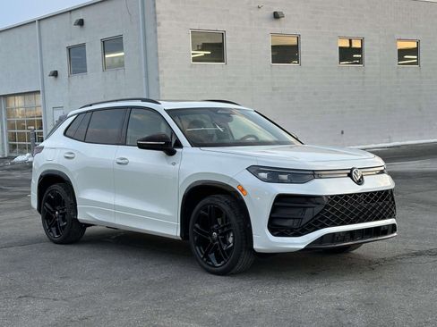 New 2026 Volkswagen Tiguan SE R-Line image 8