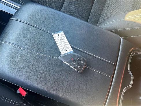 Used 2025 Chevrolet Traverse LT image 9