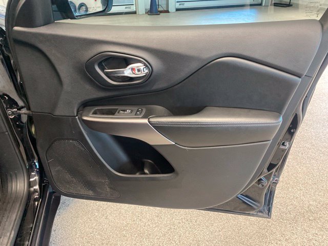 Used 2019 Jeep Cherokee Latitude Plus w/ Comfort/Convenience Group AWD/4WD image 15