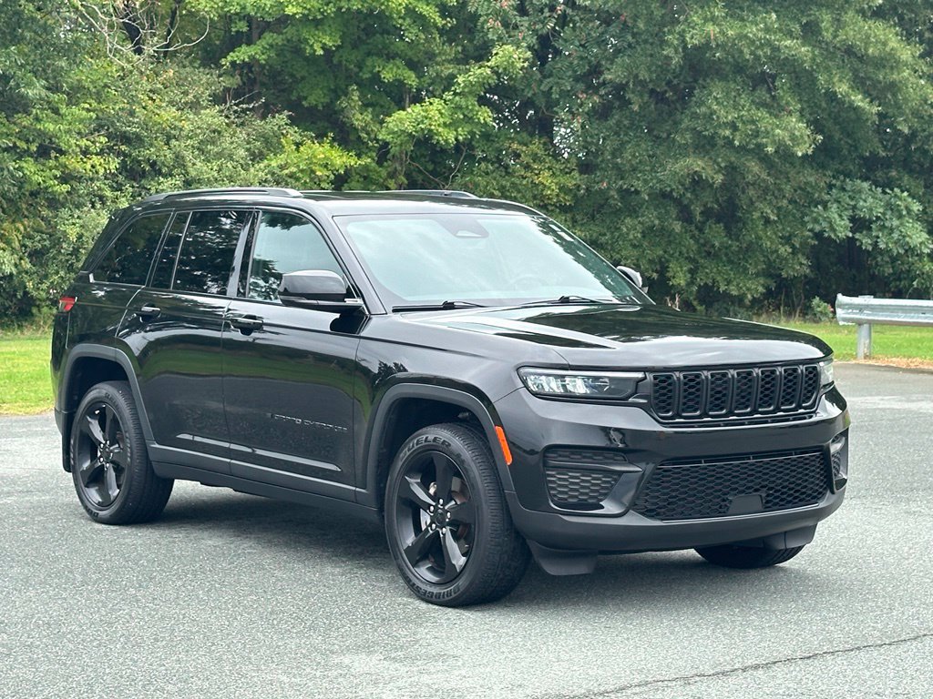 Used 2023 Jeep Grand Cherokee Altitude AWD/4WD image 2
