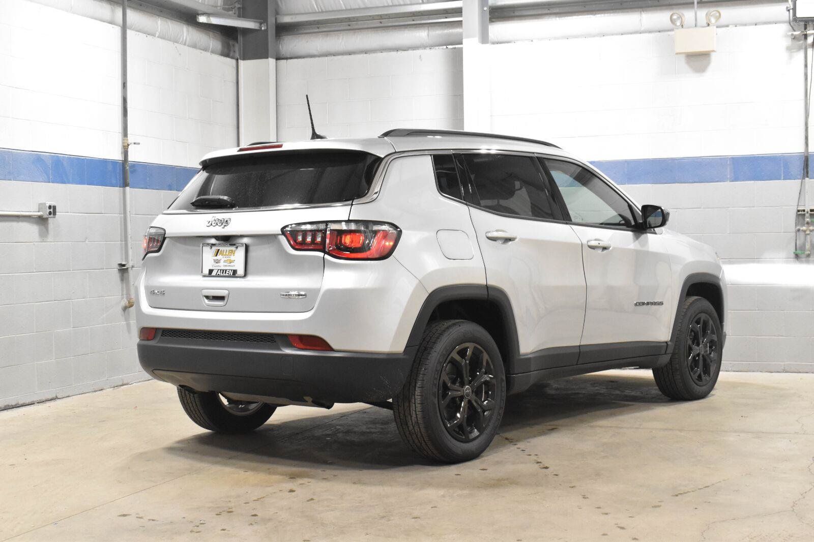Used 2025 Jeep Compass Latitude AWD/4WD image 28