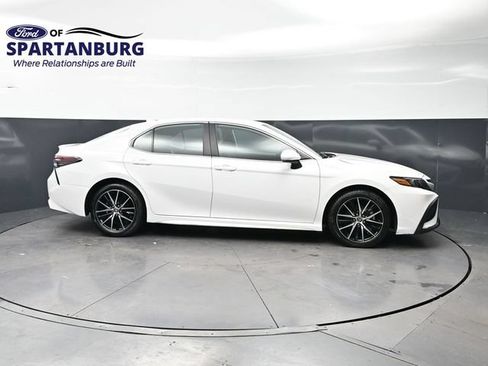 Used 2024 Toyota Camry SE FWD image 3